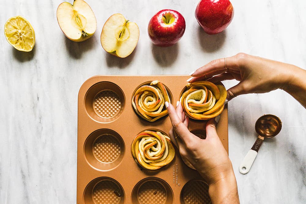 Apple roses to baking pan
